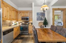 2BR Mountain Lodge Luxury Skiin/out Best Amenities - Image 3