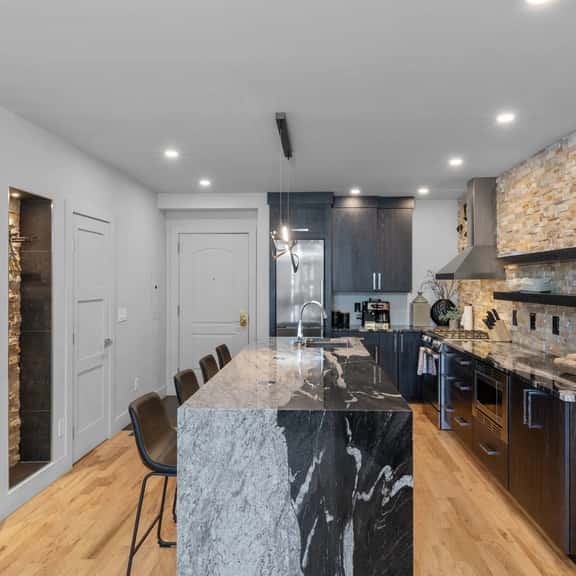 Fully Remodeled Luxury 1BR | Gondola • A/C • Steam Shower - Image 1