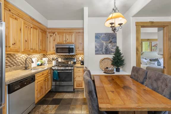 2BR Mountain Lodge Luxury Skiin/out Best Amenities - Image 3