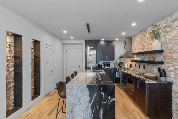 Fully Remodeled Luxury 1BR | Gondola • A/C • Steam Shower - Image 1
